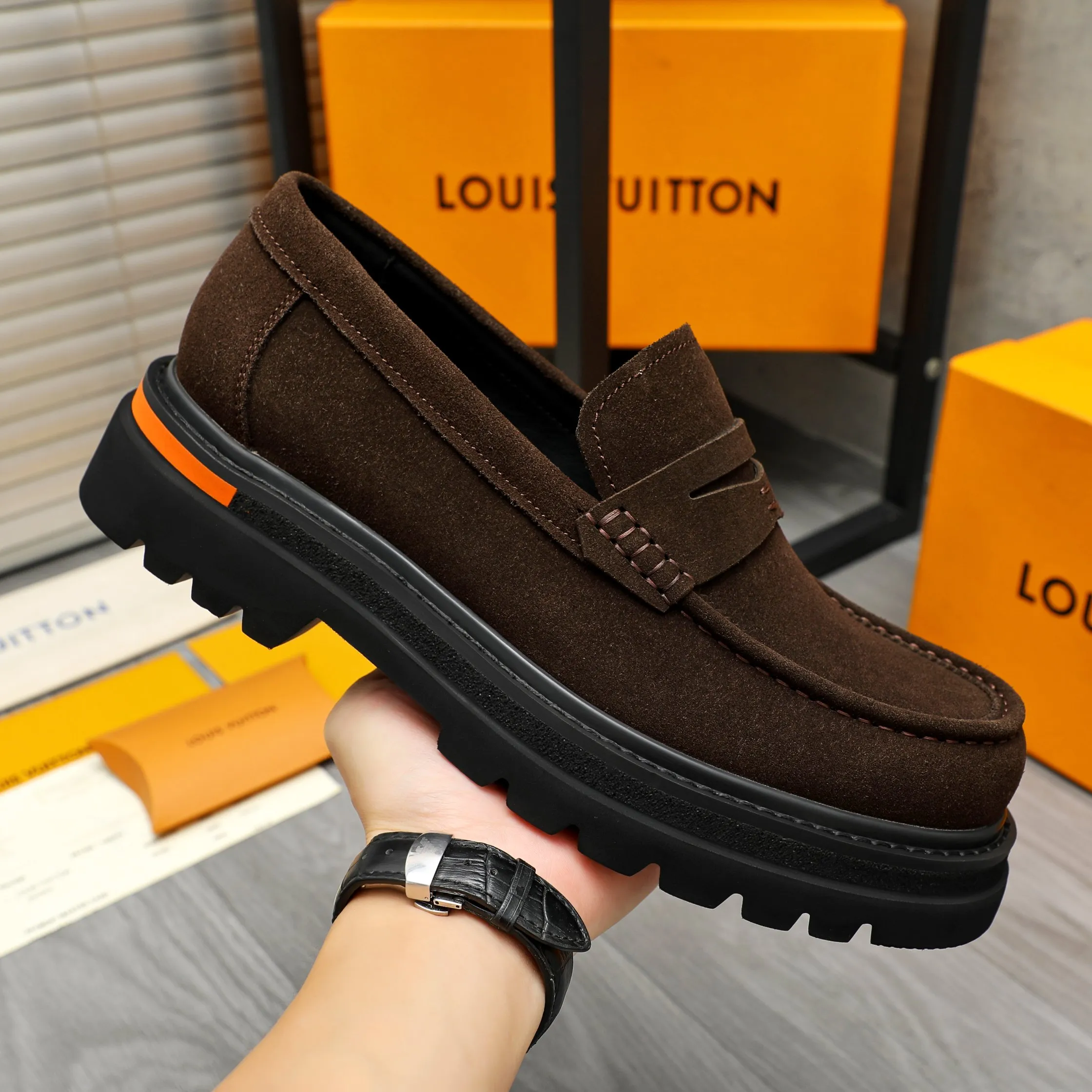 Men's shoes 💰620 Product trademark: LV "Louis Vuitton" business casual slip-on leather shoes Regular size: 37-46 Product material: Selected high-quality frosted cowhide upper, pigskin lining, rubber outsole
